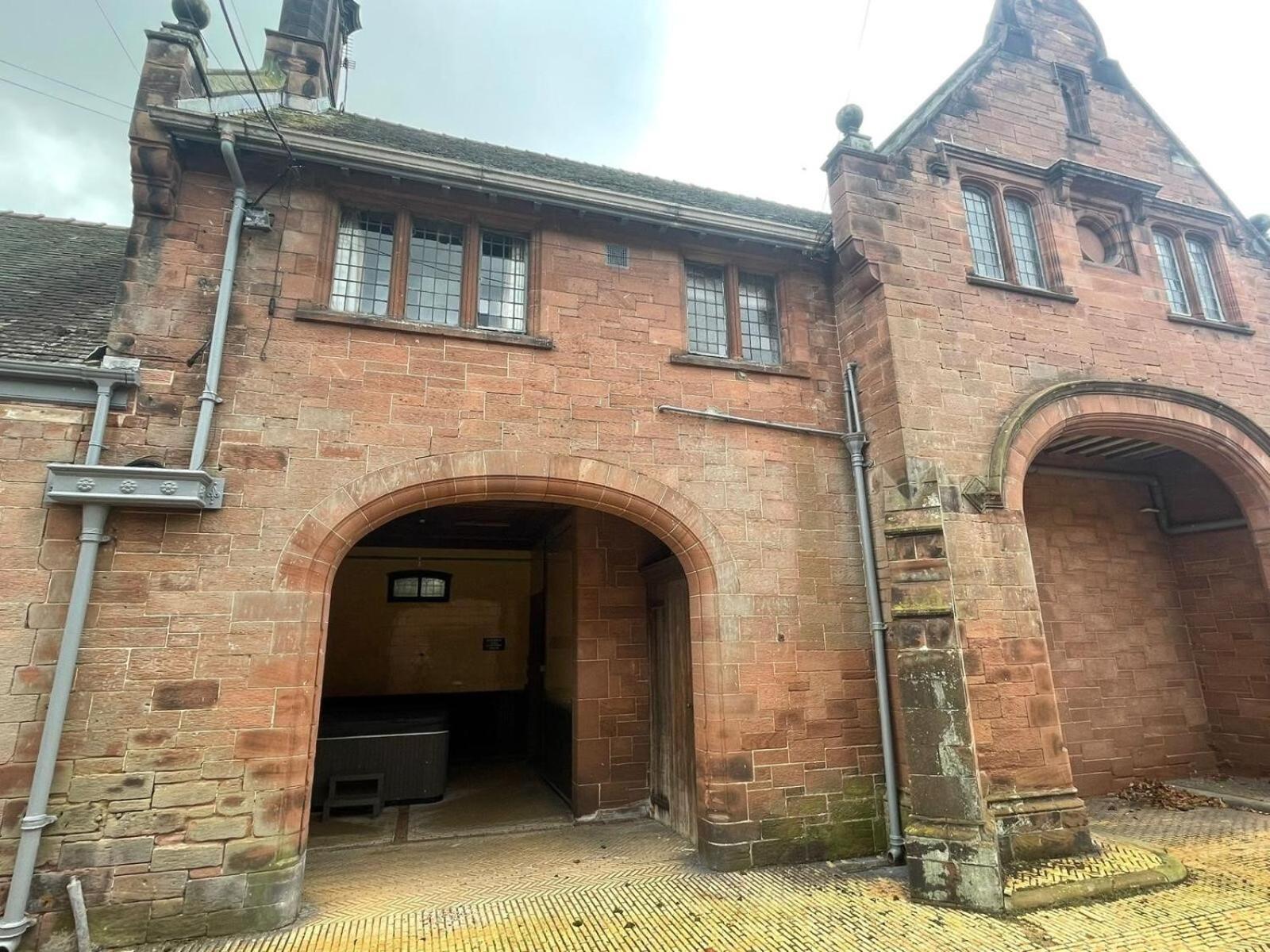 Thornton Manor - And * Heswall